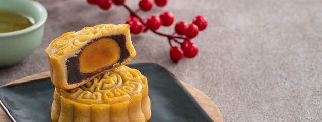 Delicioso pastel de luna cantonés para el pastel de luna de comida del Festival de Medio Otoño sobre fondo de mesa gris