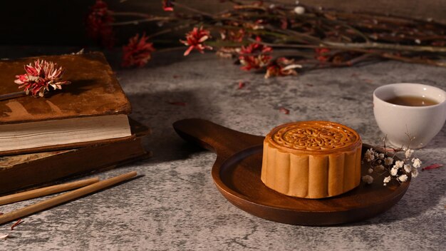 Delicioso pastel de luna tradicional en la mesa de piedra Celebración del festival chino del medio otoño
