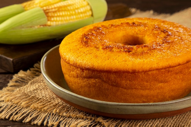 Delicioso pastel de maíz en la mesa Torta típica brasileña