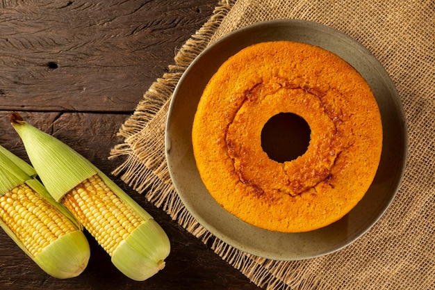 Delicioso pastel de maíz en la mesa Torta típica brasileña