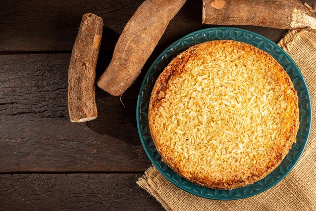 Delicioso pastel de mandioca en la mesa