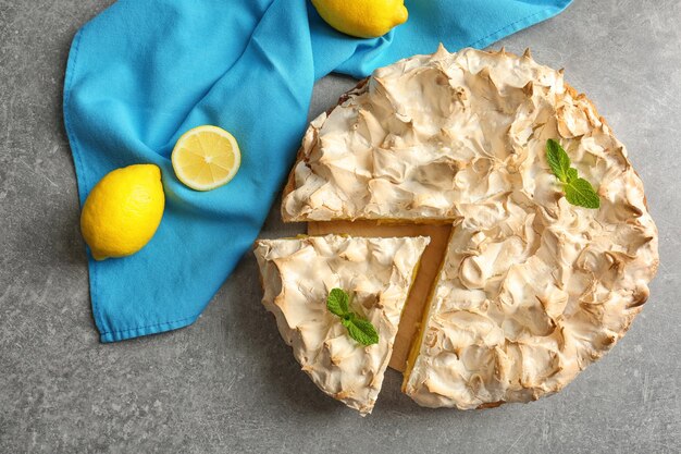 Delicioso pastel de merengue de limón en la mesa