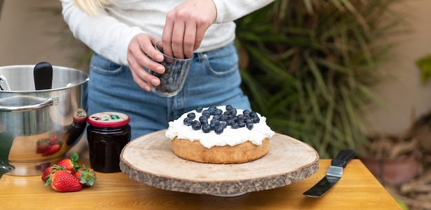 Delicioso pastel en la mesa