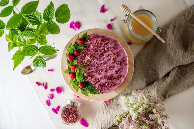 Delicioso pastel de mousse crudo con frambuesas