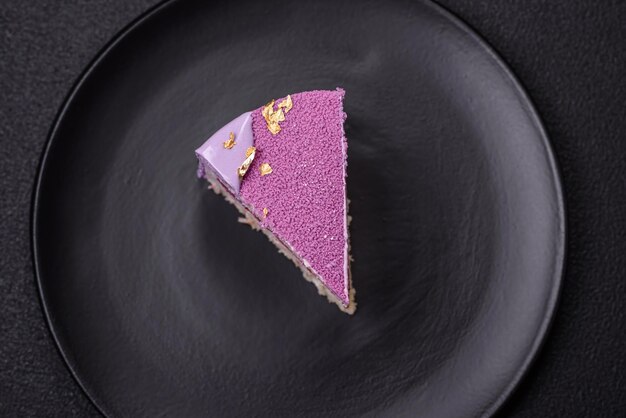 Foto delicioso pastel de mousse dulce y fresco con relleno de bayas cubierto de terciopelo rosa sobre un fondo de hormigón oscuro