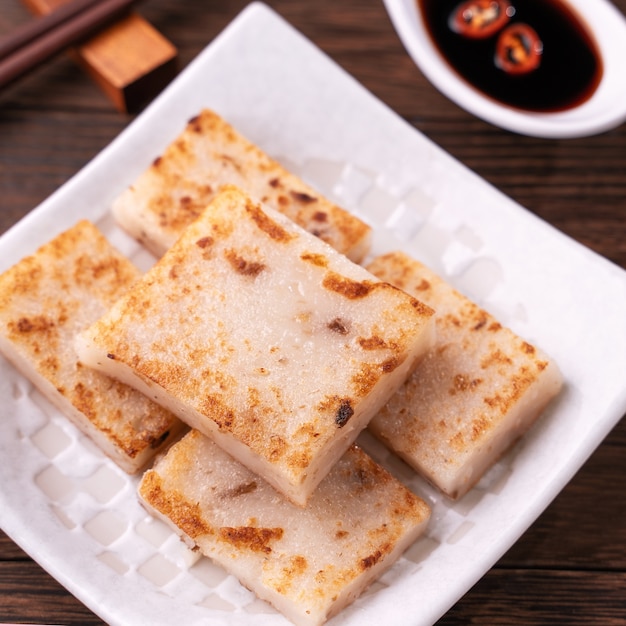 Delicioso pastel de nabo con salsa de soja y palillos