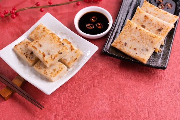 Delicioso pastel de nabo con salsa de soja y palillos