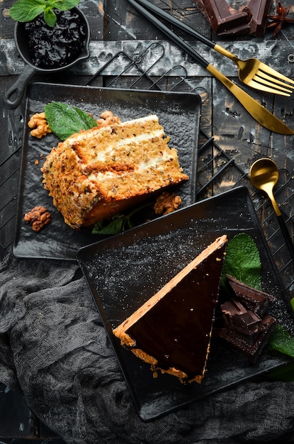 Delicioso pastel de nuez en un plato de piedra negra Vista superior Estilo rústico