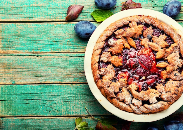 Delicioso pastel otoñal con ciruela.Pasteles de frutas de verano. Copiar el espacio