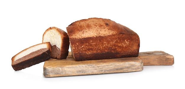 Delicioso pastel de pan dulce en tabla de cortar de madera aislado en blanco