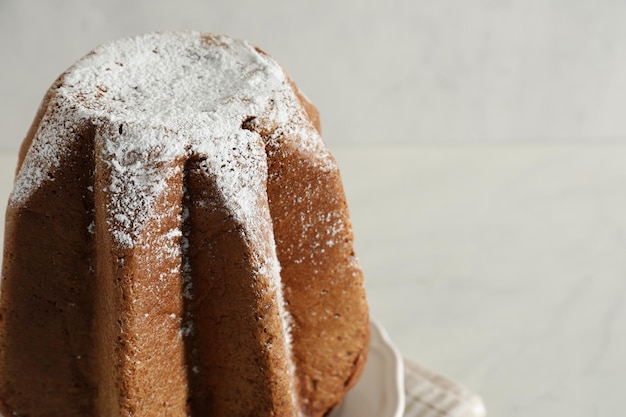 Delicioso pastel Pandoro decorado con azúcar en polvo en el primer plano de la mesa y espacio para texto Pastelería tradicional italiana