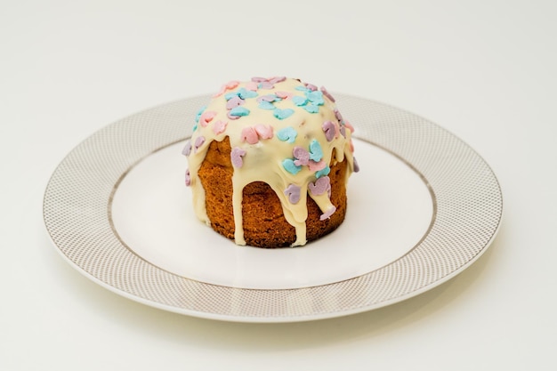 Foto delicioso pastel de pascua en la mesa blanca feliz pascua y vacaciones de primavera