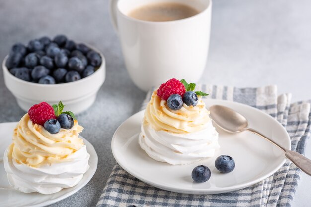 Delicioso pastel de Pavlova con crema batida y bayas frescas