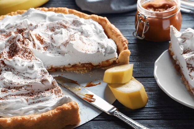 Delicioso pastel de plátano en la mesa