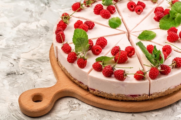 Delicioso pastel de queso casero con frambuesas en mesa blanca Fondo de recetas de comida Cerrar