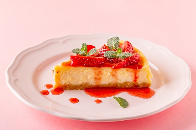 Delicioso pastel de queso casero con fresas en rosa.