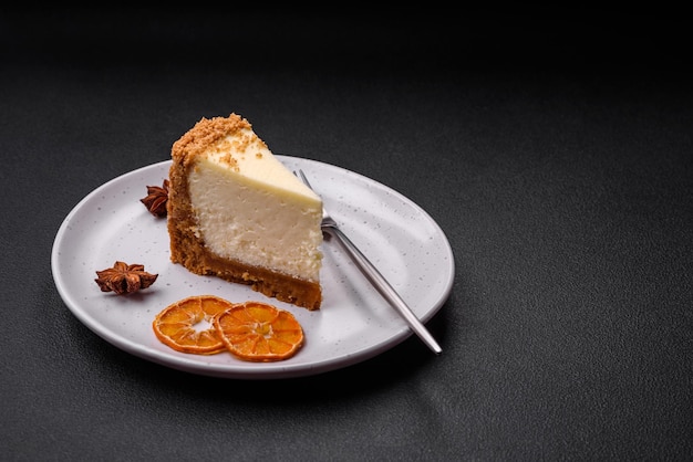 Delicioso pastel de queso dulce sobre fondo de hormigón texturizado