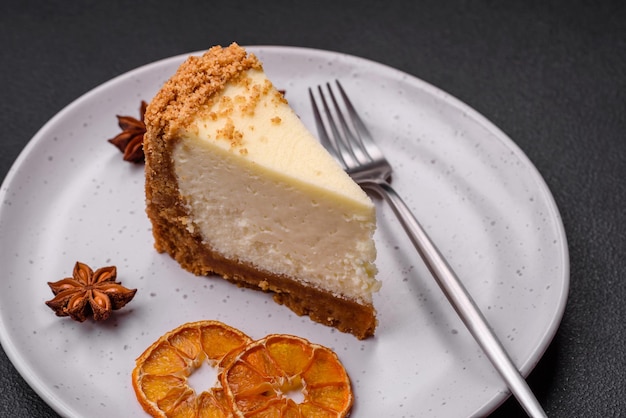 Delicioso pastel de queso dulce sobre fondo de hormigón texturizado