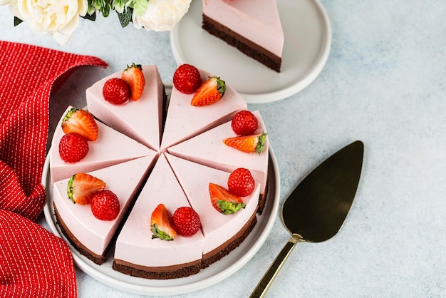 delicioso pastel de queso con fresas frescas sobre una mesa de piedra blanca Espacio para copiar