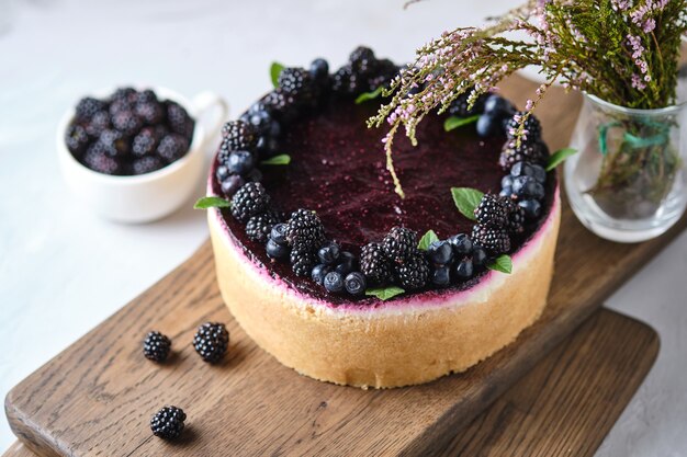 Foto delicioso pastel de queso con postre de frutos del bosque con arándanos y moras