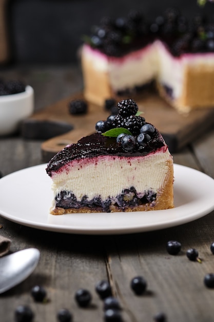 delicioso pastel de queso con postre de frutos del bosque con arándanos y moras