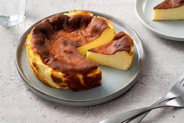 Delicioso pastel de queso quemado vasco horneado en rodajas en un plato servido para comer