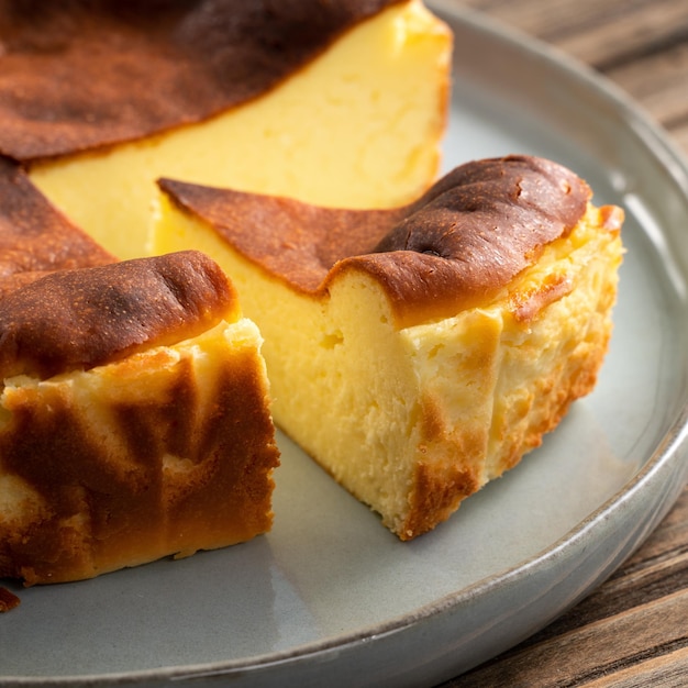 Delicioso pastel de queso quemado vasco horneado en rodajas en un plato servido para comer