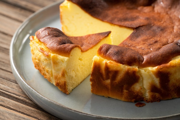 Delicioso pastel de queso quemado vasco horneado en rodajas en un plato servido para comer