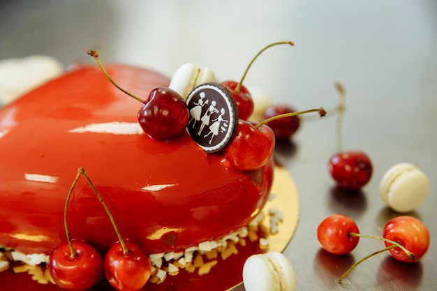 Delicioso pastel rojo con cereza en forma de corazón