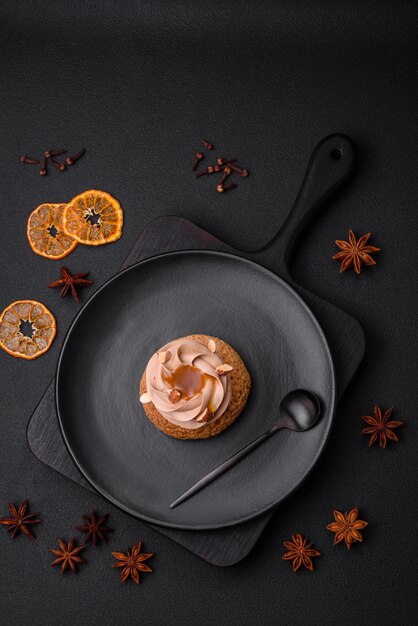 Delicioso pastel de shu dulce con crema y nueces