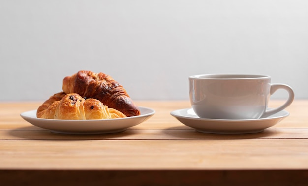 Delicioso pastel con taza de café sobre la mesa