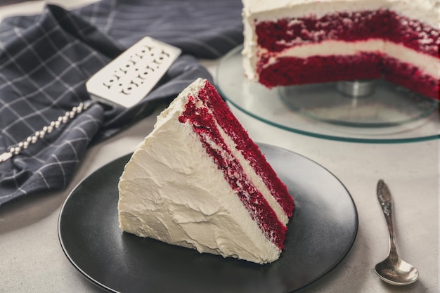 Delicioso pastel de terciopelo rojo en rodajas en un plato