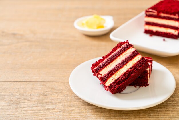 Delicioso pastel de terciopelo rojo