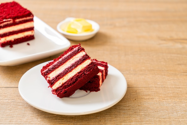 Delicioso pastel de terciopelo rojo