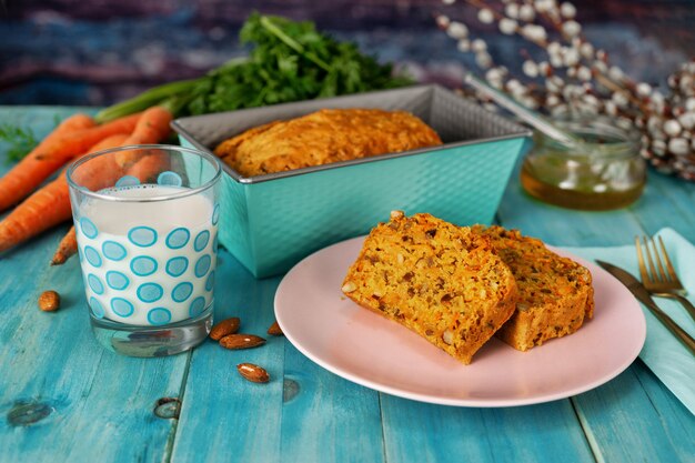 Delicioso pastel vegano de zanahoria sobre fondo azul menta aguamarina