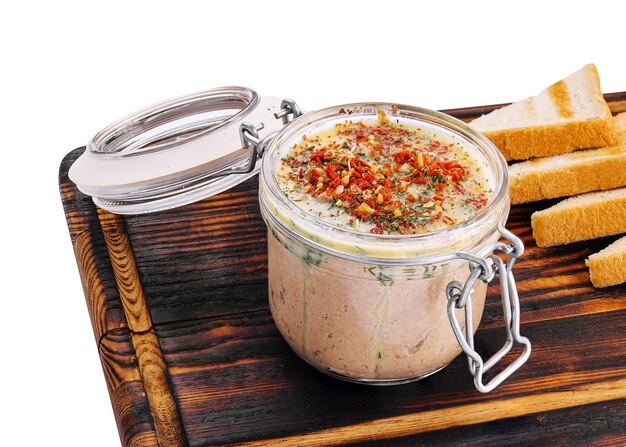 Delicioso paté de hígado sobre tabla de madera