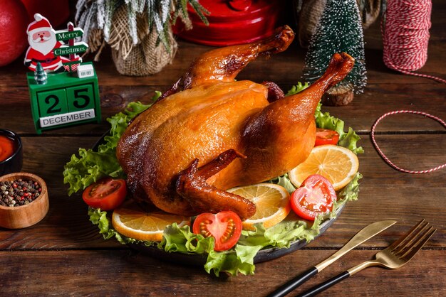 Delicioso pavo recién horneado con especias y hierbas para una mesa de vacaciones en familia. Celebraciones navideñas familiares