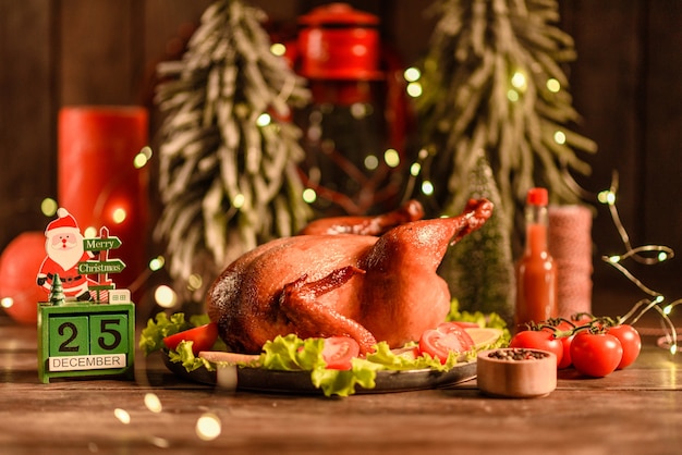 Delicioso pavo recién horneado con especias y hierbas para una mesa de vacaciones en familia. Celebraciones navideñas familiares