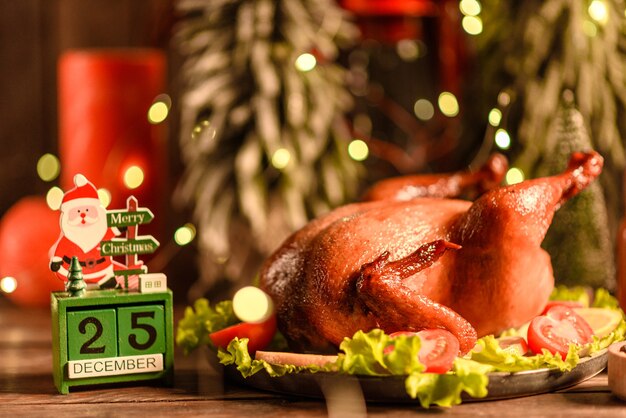 Delicioso pavo recién horneado con especias y hierbas para una mesa de vacaciones en familia. Celebraciones navideñas familiares