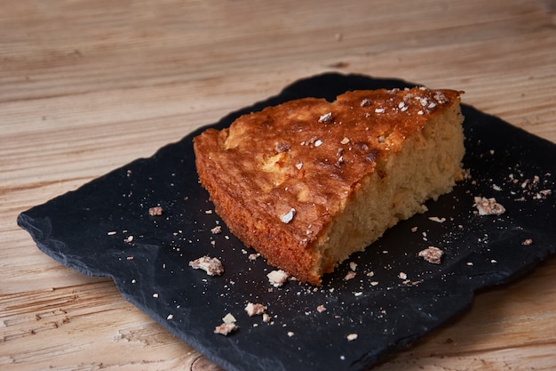 Foto delicioso pedaço cozido fresco de torta de maçã na placa de xisto