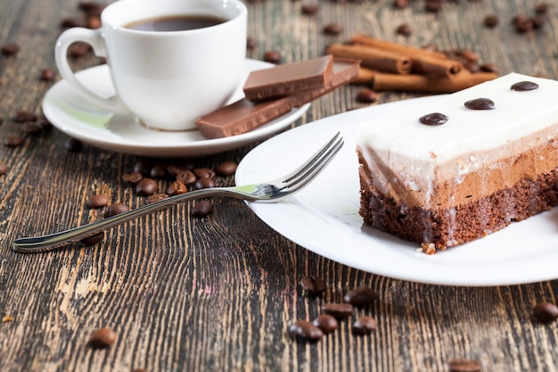 Delicioso pedaço de bolo em que cada camada com cor e sabor próprios, sabor bolo de chocolate, bolo multicamadas para sobremesa