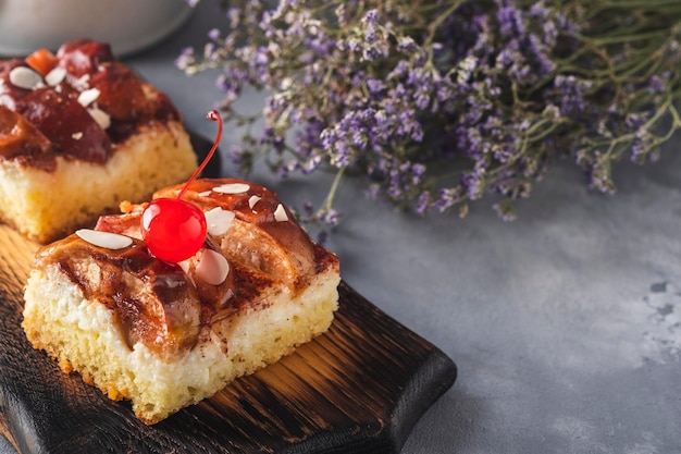 Delicioso pedaço de torta de maçã em uma placa de madeira com espaço de cópia