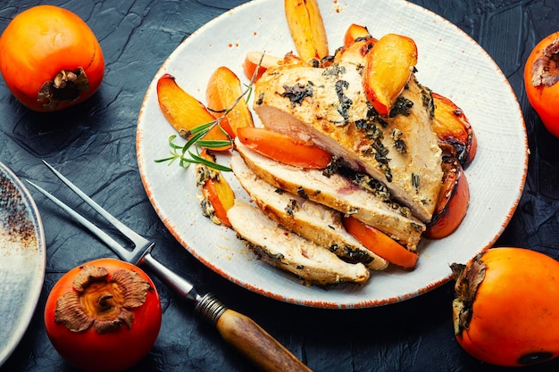 Delicioso peito de frango assado com pedaços de caqui