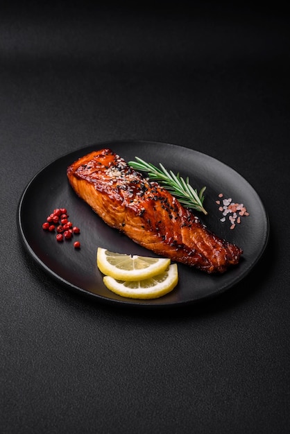 Delicioso peixe salmão vermelho grelhado com molho de sementes de gergelim especiarias e ervas