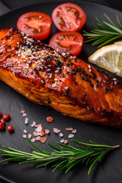 Delicioso peixe salmão vermelho grelhado com molho de sementes de gergelim especiarias e ervas