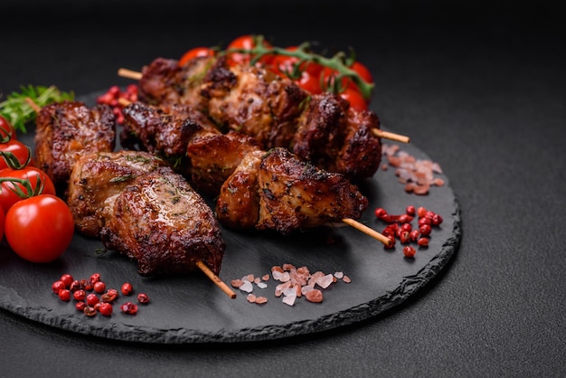 Delicioso peru de frango grelhado ou espetos de porco com especiarias e ervas salgadas