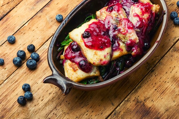 Delicioso pescado al horno con salsa de frutos rojos. Panga guisado con arándanos