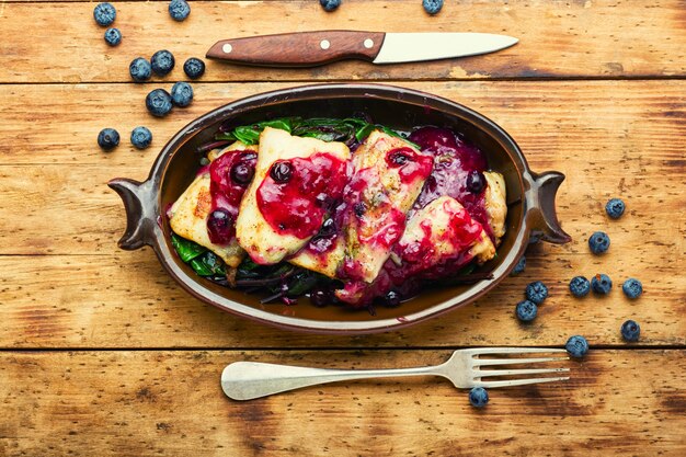 Delicioso pescado al horno con salsa de frutos rojos. Panga guisado con arándanos