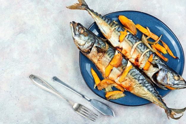 Delicioso pescado de caballa horneado con rebanadas de mango Vista superior Espacio para el texto