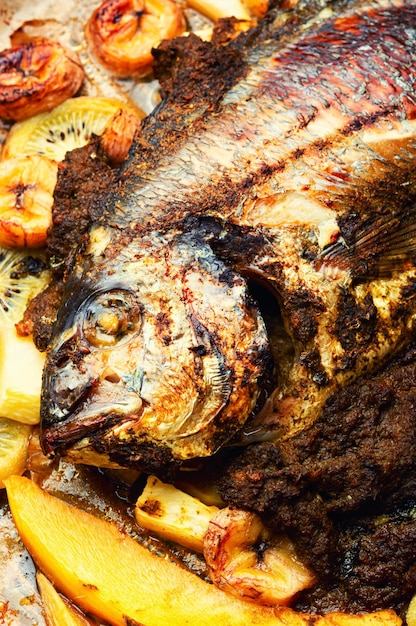 Delicioso pescado dorado frito con frutas y especias